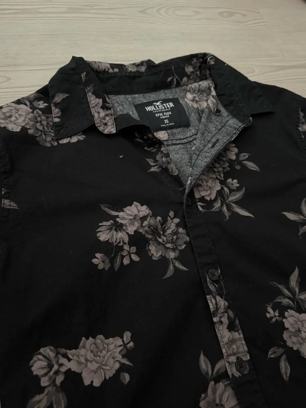Bundle of 2 Hollister Men’s Button-Down Shirts - Picture 5 of 7
